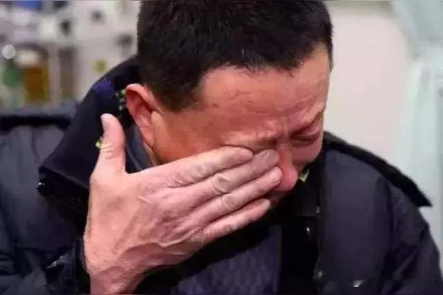 父亲最大的悲哀是什么？父亲最大的悲哀不是日子苦，也不是生病，也不是变老，而是他付