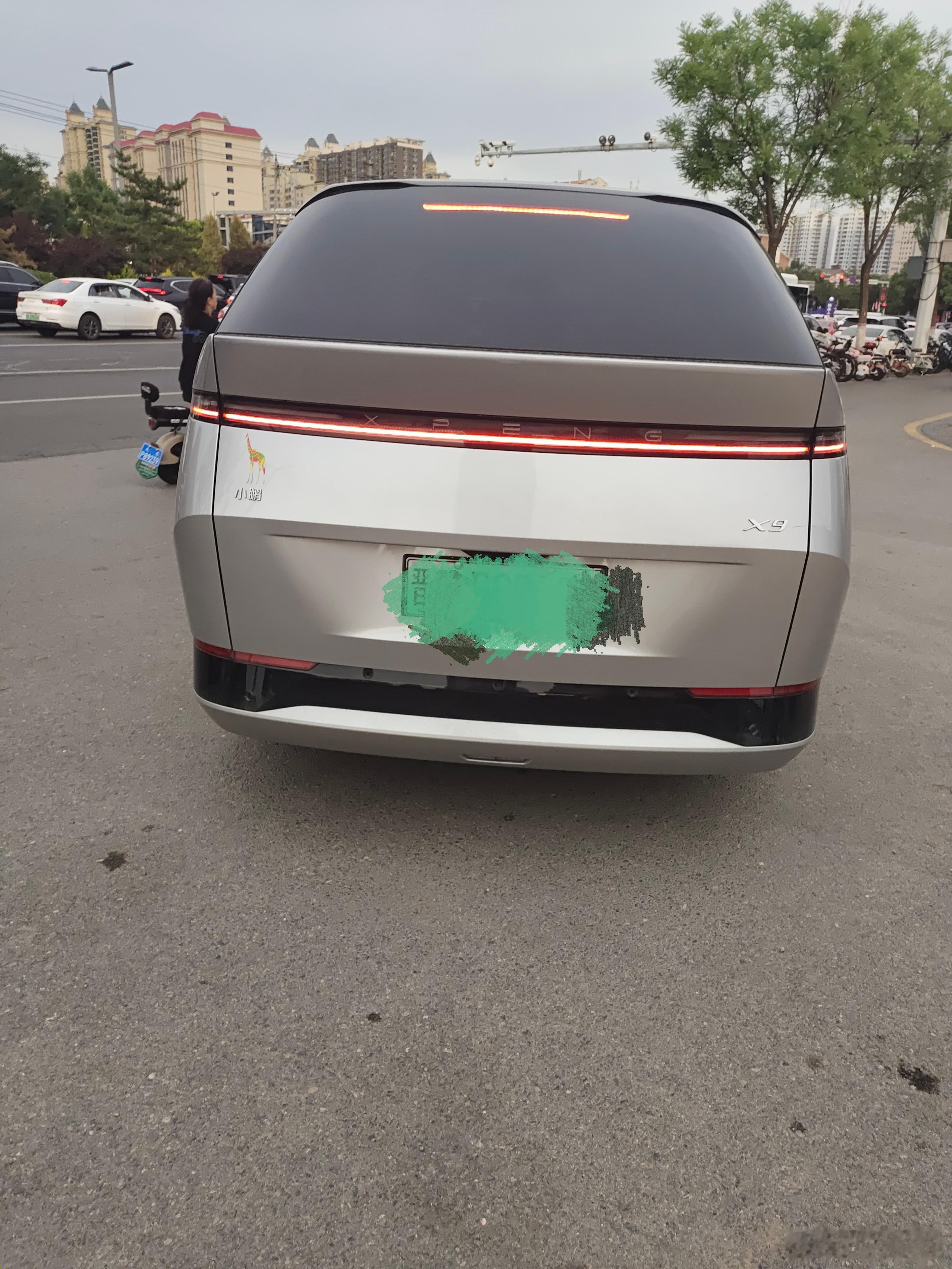 今天见了小鹏 x9 的实车，太科幻了吧，完全不像这个星球的产物超级奶爸车首选，实