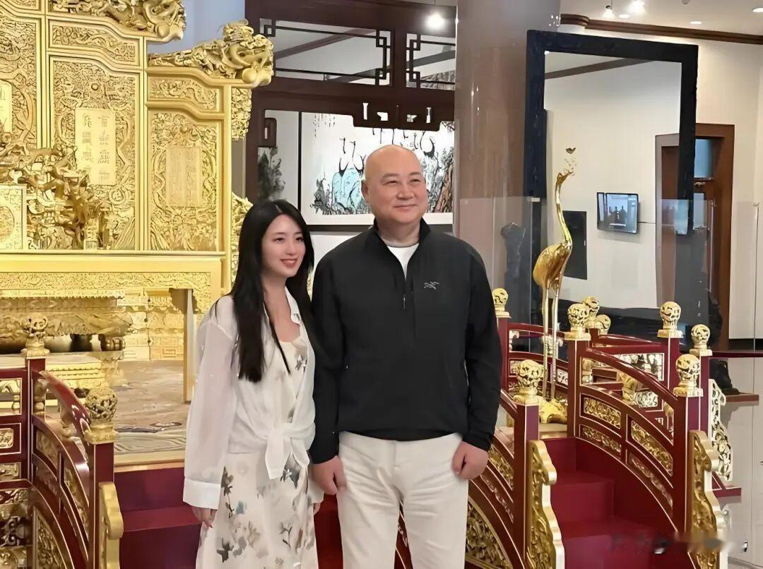 迟重瑞和他的生活助理。我刚才查了一下，迟重瑞先生出生于1952年，现在虚岁有74
