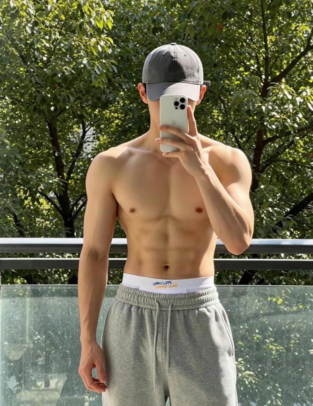 晒出你的本地生活健身区的镜子前，总能看到一些刚结束训练的身影，汗水、呼吸、疲惫交