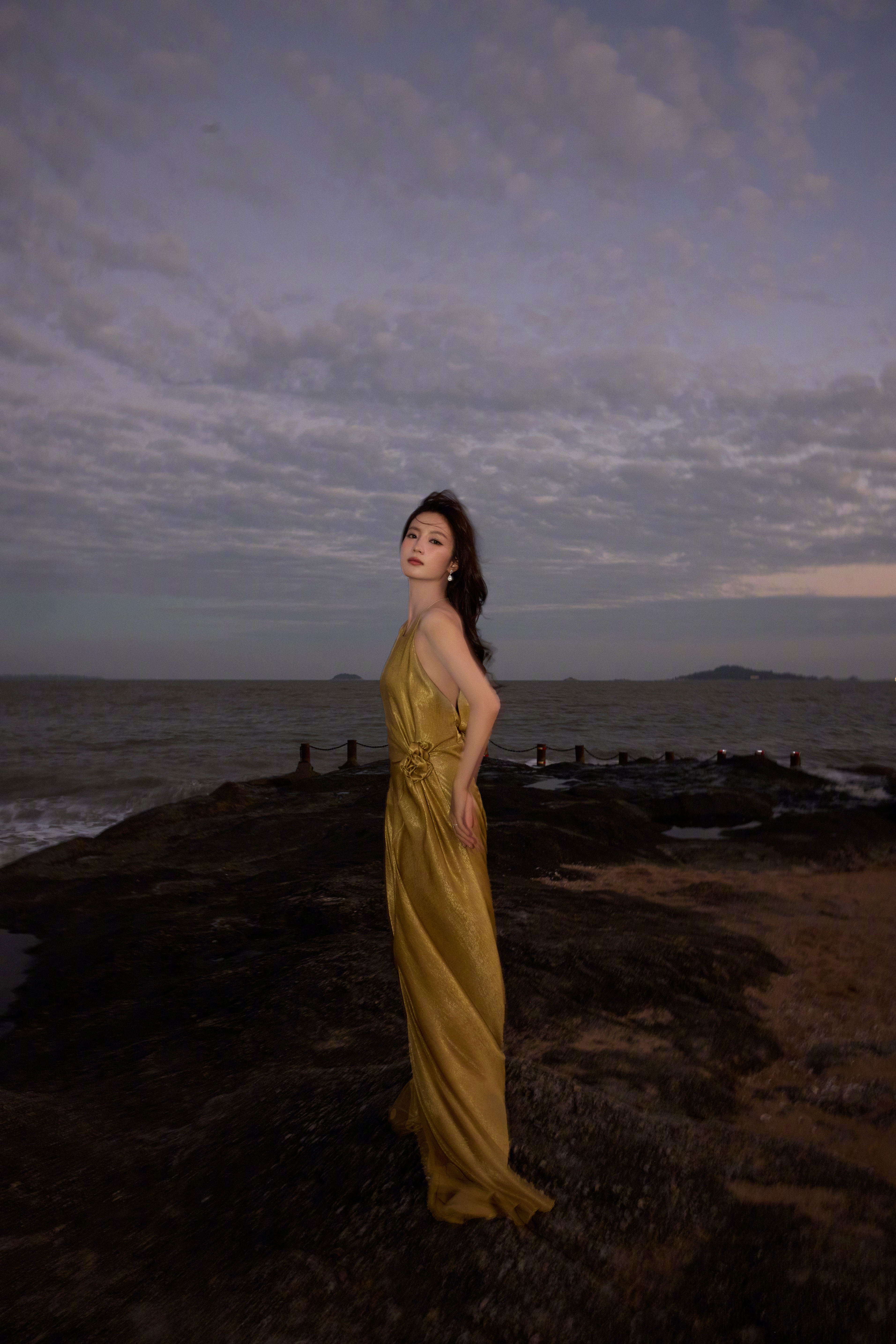 爆！这才是“暗夜女神”的正确打开方式！张雅钦最新暗夜鎏金礼服大片释出，直接美到我