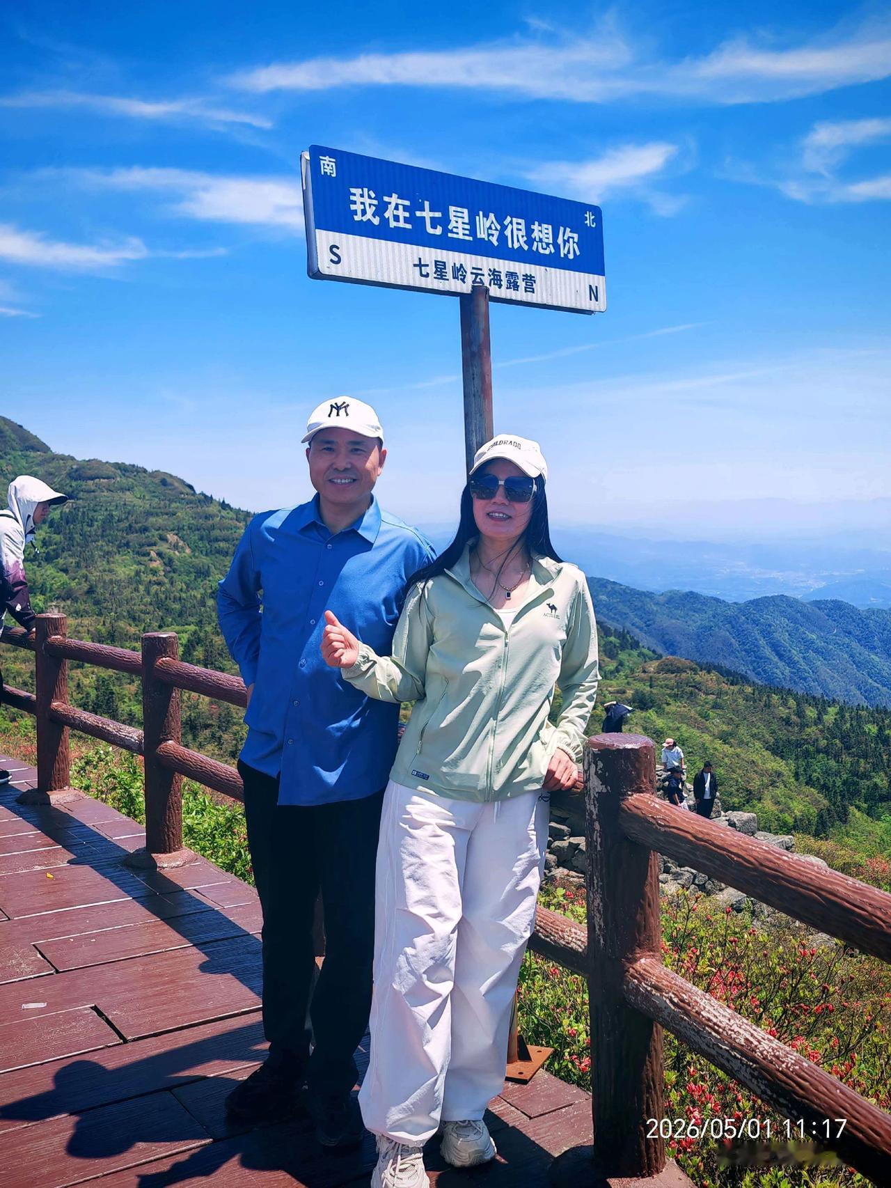 年过半百，青春早已渐行渐远。我们不仅经历了人民公社、改革开放和香港回归，还经历了