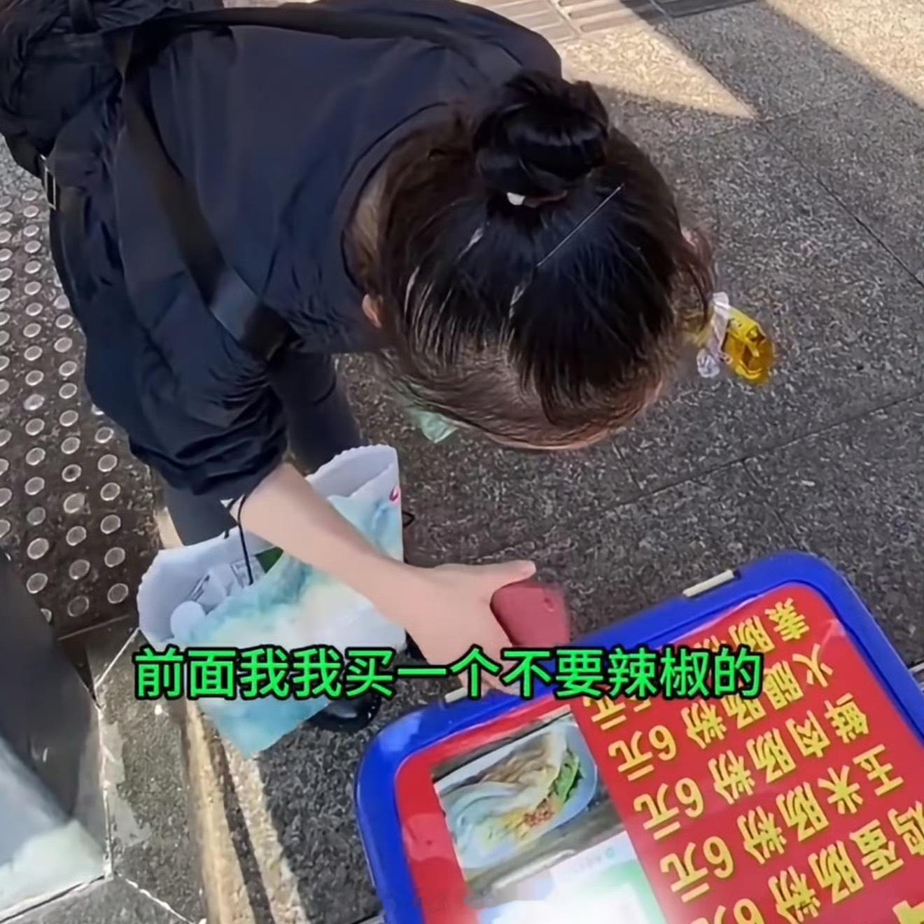 你说她差这六块钱吗？肯定不差。就是觉得小摊贩忙不过来，糊弄一下就过去了。可人家起