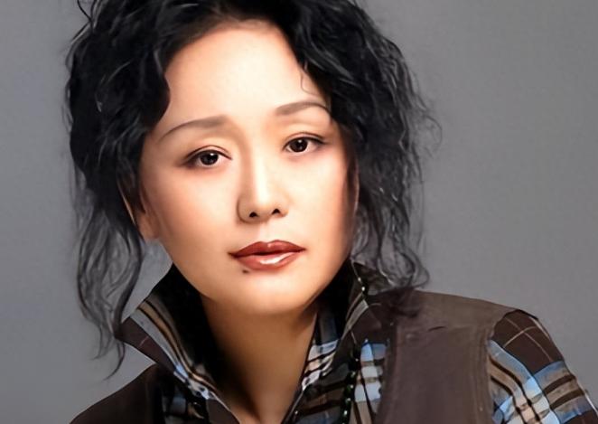 1979年，饰演潘金莲的廖学秋因为拍戏，和老公分别了六个月，她归心似箭，往家赶，