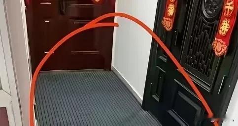 你看这事儿闹的，今早上班我一开门，嚯！好家伙，邻居家那个灰不溜秋的地垫子，从他自