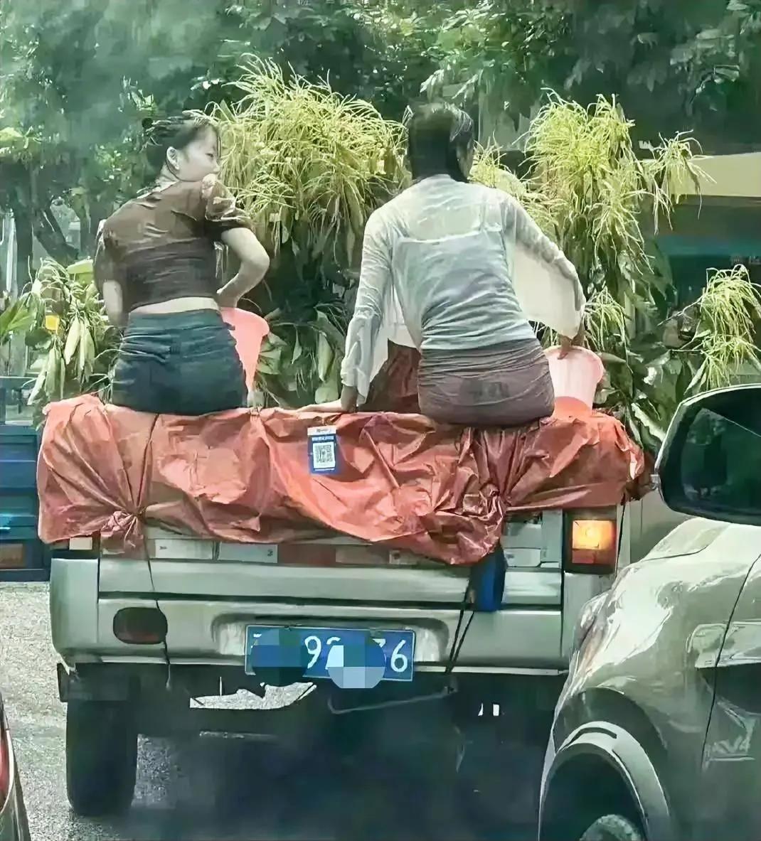 到底是啥字，害我跟了一路[我想静静]。