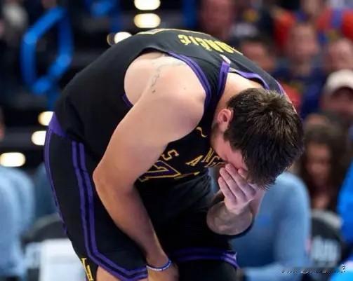 湖人愤愤不平啊

NBA官方今天公布亚历山大当选本赛季常规赛MVP。湖人媒体LA