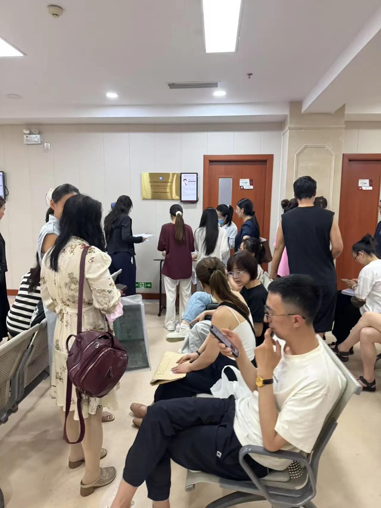 大家在医院大厅等叫号