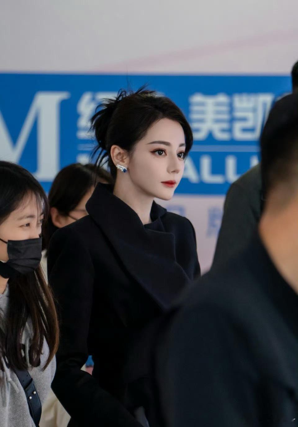 不知道大家是不是和我一样有一种感觉～感觉有时候看热巴感觉不像真的像是布娃娃 