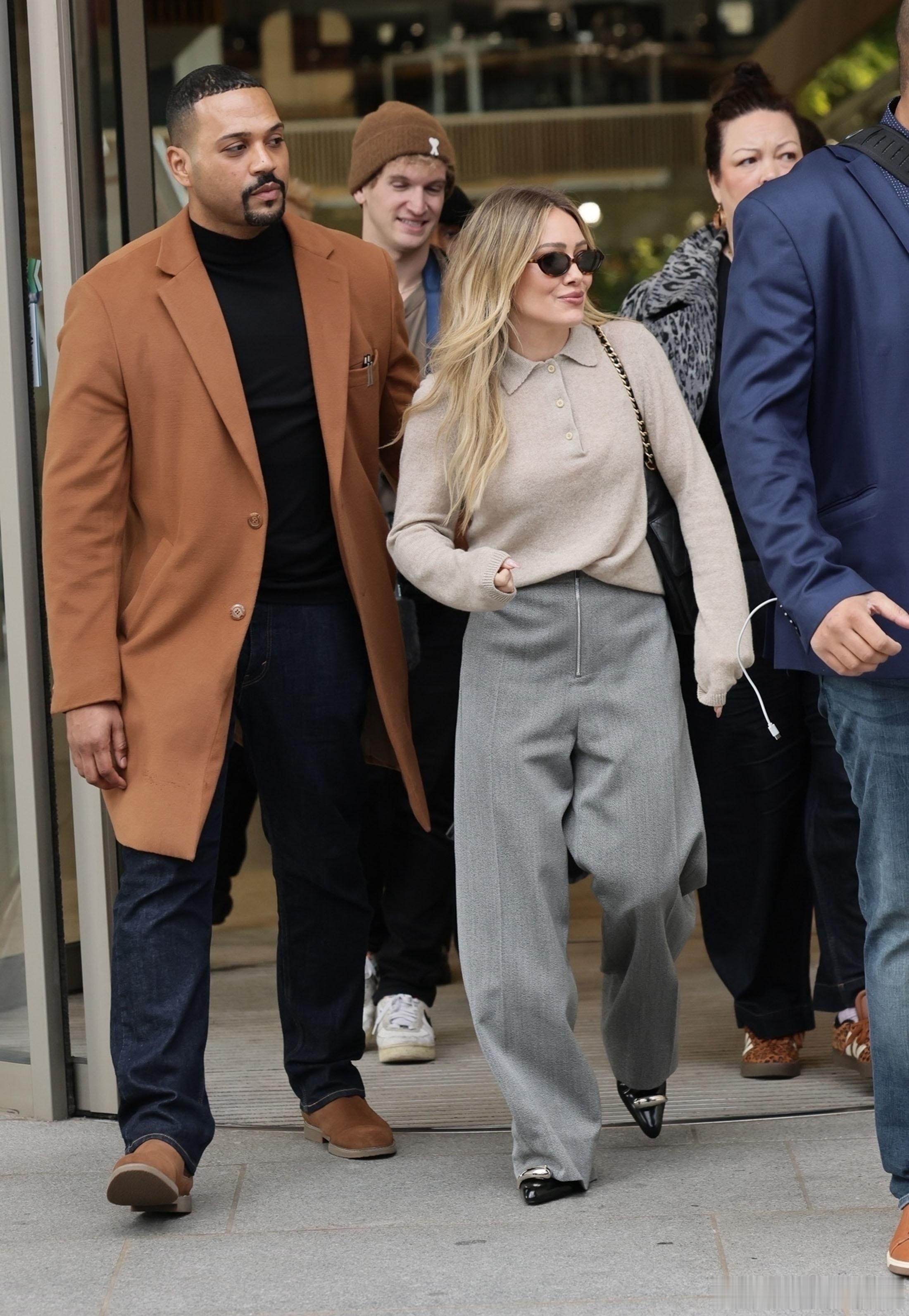 完成首场个人演出的hilary duff希拉里达芙在伦敦外出离开酒店，准备前往下