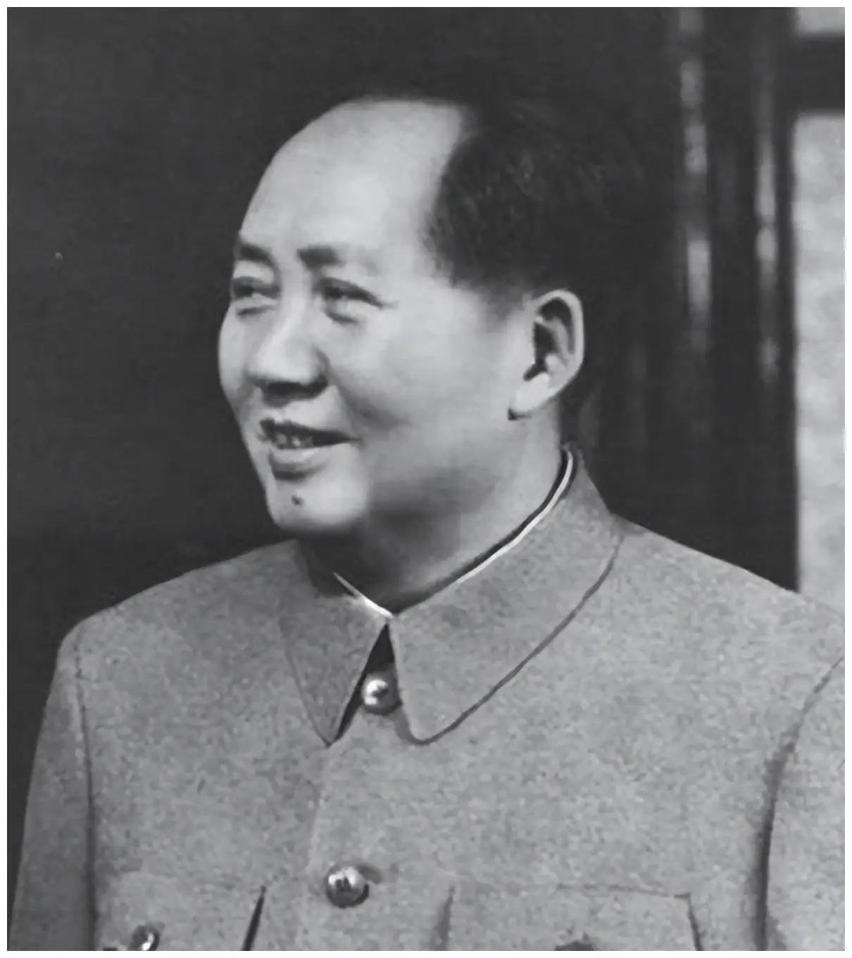 1943年毛主席视察南泥湾，王震请客吃烧鸡，饭后主席把鸡骨头装兜里：我回去熬汤。