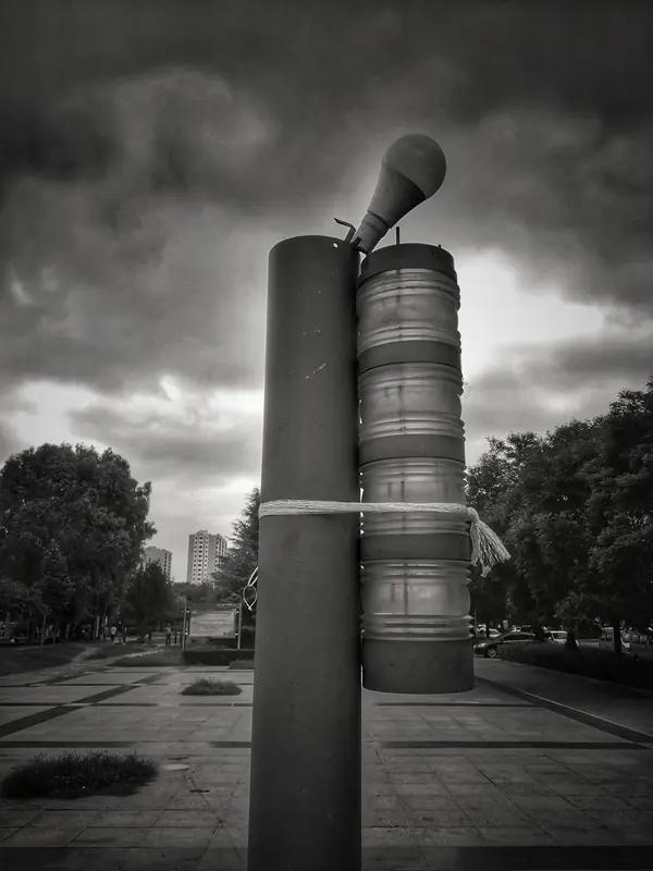 12月29日晚9点左右，河南信阳突然传出一声巨响，好多网友都发视频说了这事儿。巨