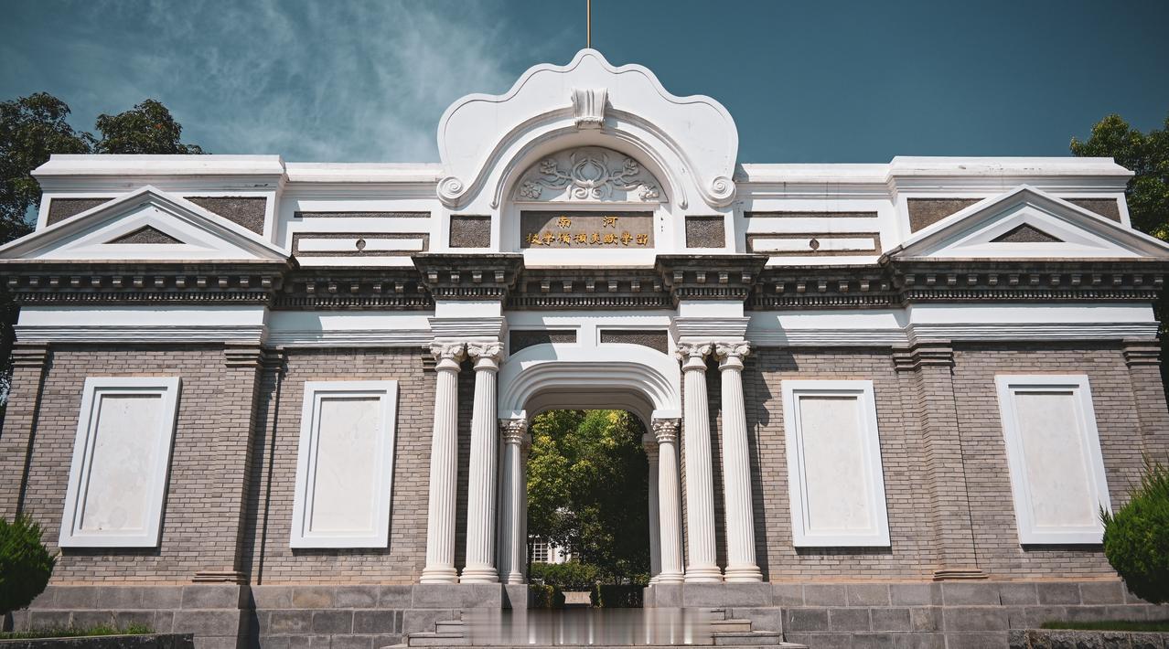 黄河之水，九曲回肠；
西来东去，浩浩汤汤；
百十三载风雨路，桃李天下耀荣光；
明