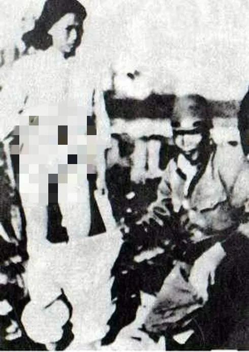 一张让所有中国男人愤恨的老照片！
1937年，南京，一位年轻女性惨遭几名日本鬼子