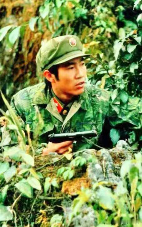 1986年老山战场，山东海阳汉子冷杰松身为侦察连长，十五个月驰骋生死敌后，多次完