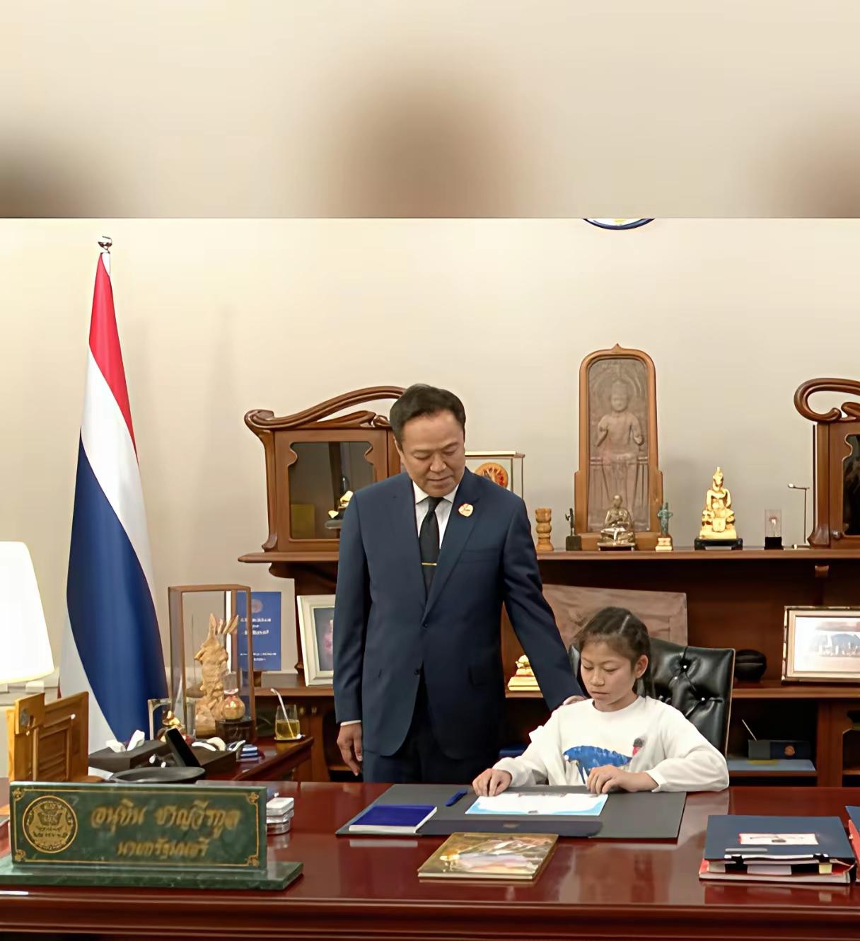 ​泰国总理阿努延正在上暖心工程。泰国和柬埔寨之间战争造成了泰国士兵阵亡，对其家属