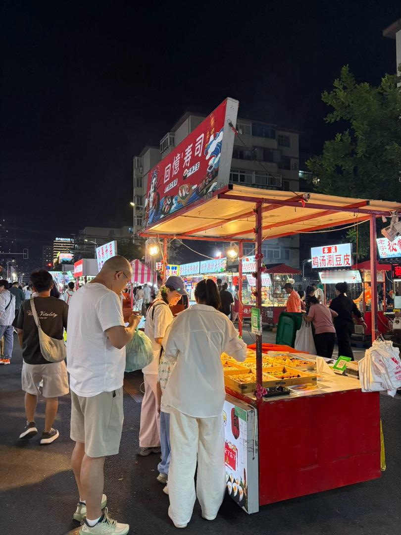 吃完饭逛了旁边的夜市。现在这个年龄，对夜市上的任何“美食”都有抗拒心理：干净吗？