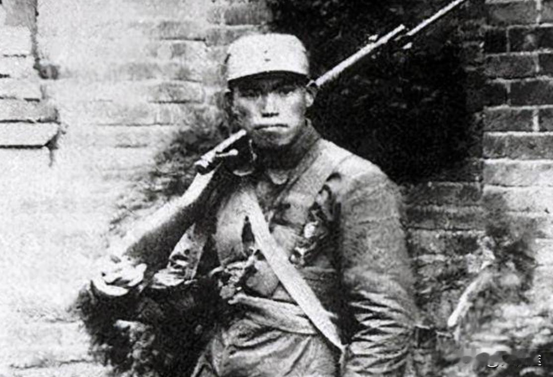 1939年，梁兴初被政委下令逮捕，还遭到了酷刑折磨，罗荣桓怒道：“梁兴初能有什么