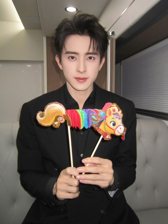 敖瑞鹏敖瑞鹏25最后一天plog敖瑞鹏年末plog最后一天看着我傲哥的帅脸度过！