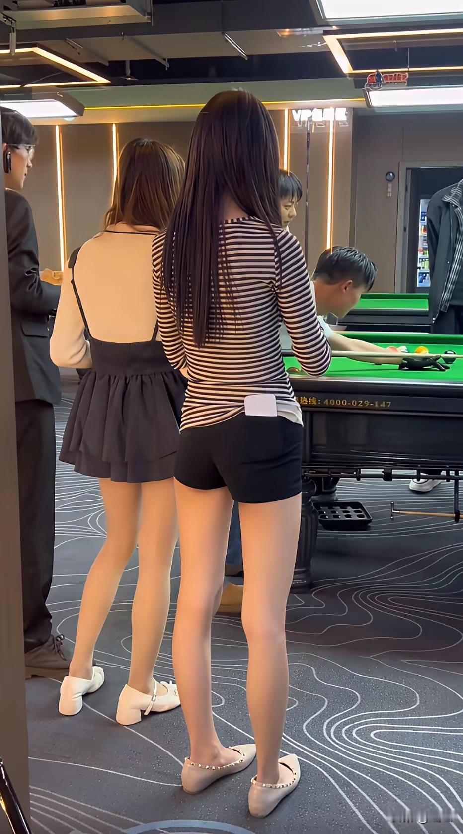 感觉现在去玩台球的性质已经完全改变了
记得当年上高中的时候
学校周边的台球厅里和