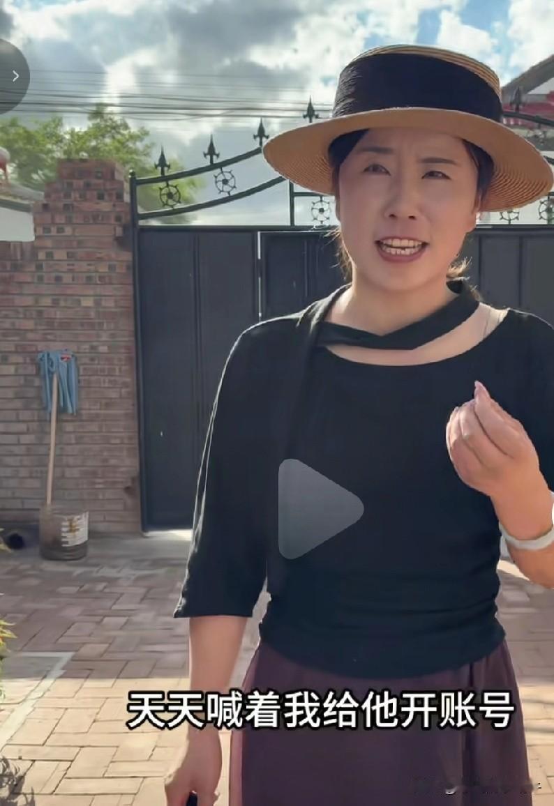 大西北就是这样，嫁出去的女儿泼出去的水，他们根深蒂固，刚说穆萨好呢，结果车车姐被