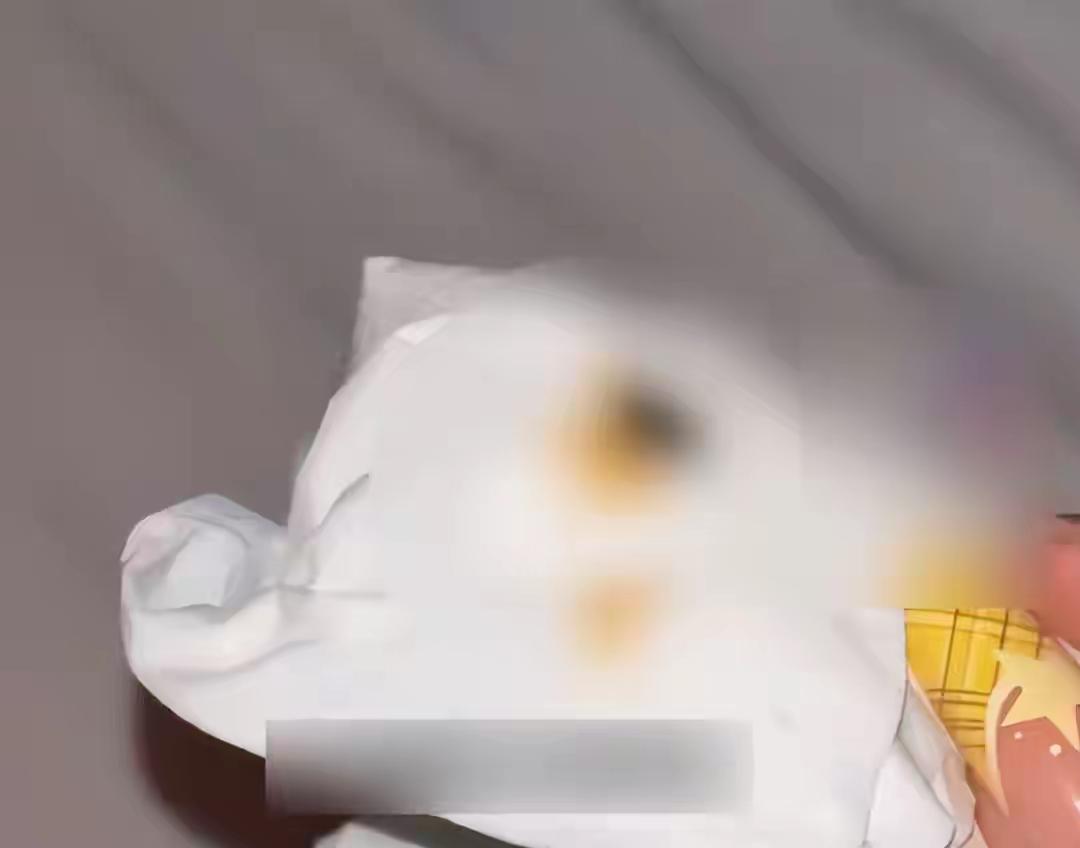 广东珠海这民宿可真是“炸裂”了！有女子住一晚后摸到枕头有疑似大便的东西，朋友闻后