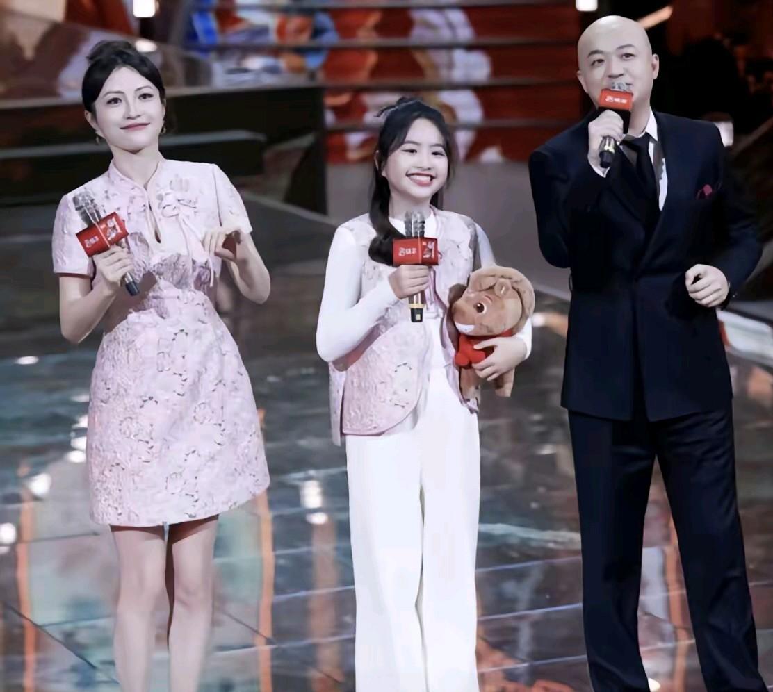 这一家人在舞台上的表现真的是太让人尴尬了啊！