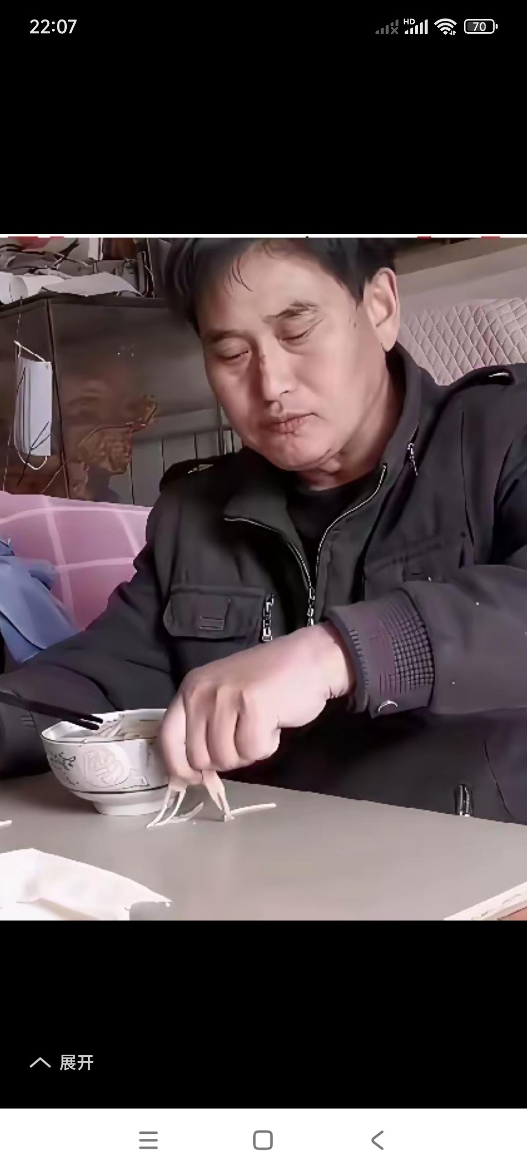 大衣哥朱之文是熬过那穷日子过来的人。

始终秉承着勤俭节约，不浪费一滴粮食的精神