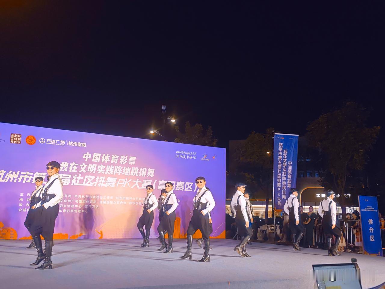 参加排舞比赛的大多数是老年人，也有少数中年队伍。观看的人还真不少，连我两岁的外孙