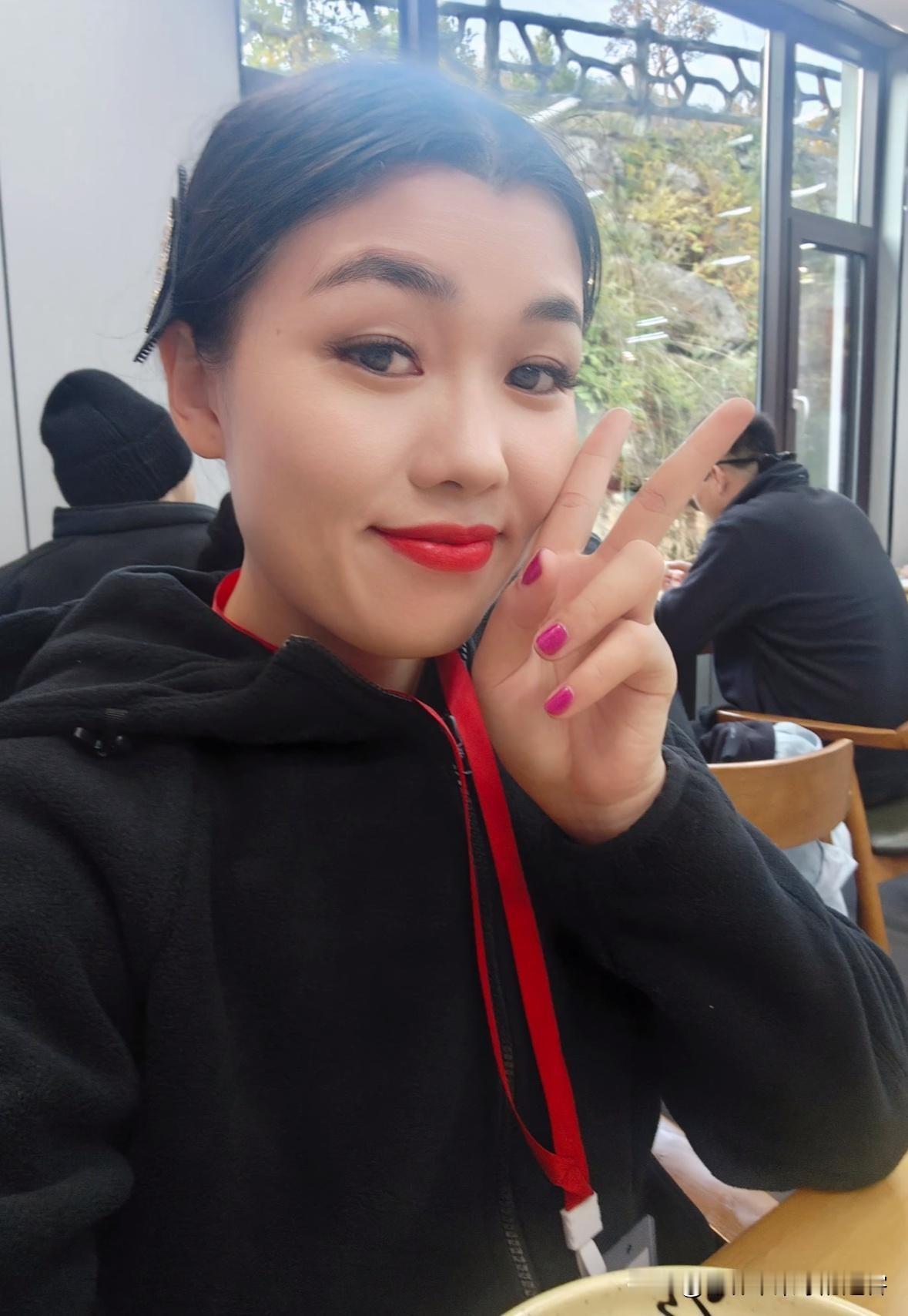 湖南的荒野求生女选手，经历了18天的艰苦考验，她用超强毅力和永不放弃的精神，给我