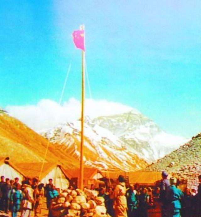 1960年初，中国、尼泊尔就珠穆朗玛峰归属问题再度展开谈判，但尼泊尔首相寸步不让