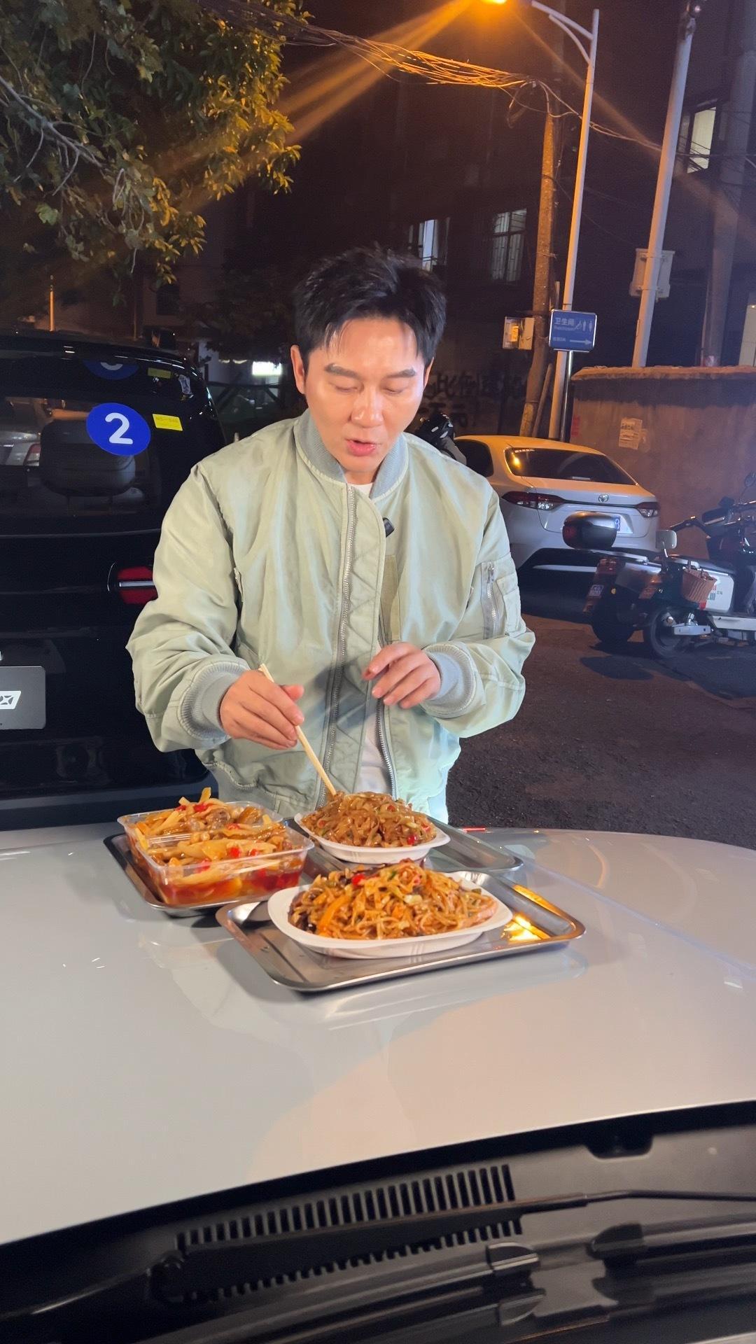 柳州偶遇李晨吃螺蛳粉 偶遇李晨在柳州吃螺蛳粉！和团队一起坐在路边干饭，亲和又没有