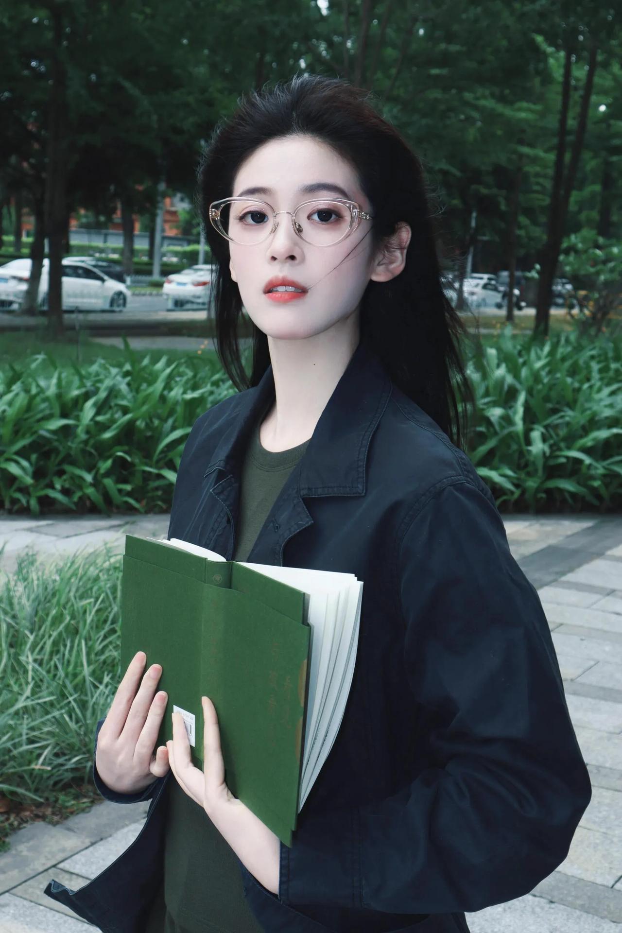 手捧书本