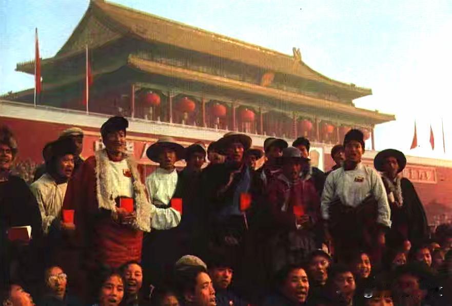 1967年彩色老照片：来自四川甘孜州的藏族革命青年在天安门前合影留念。