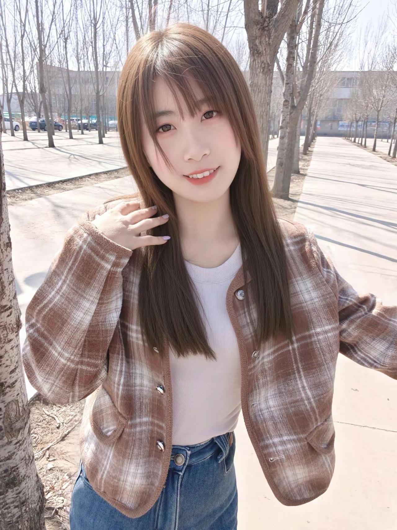 换个发型，换个好心情❤️。“感情有什么好讲的，谁在你需要的时候出现，谁就是对的人