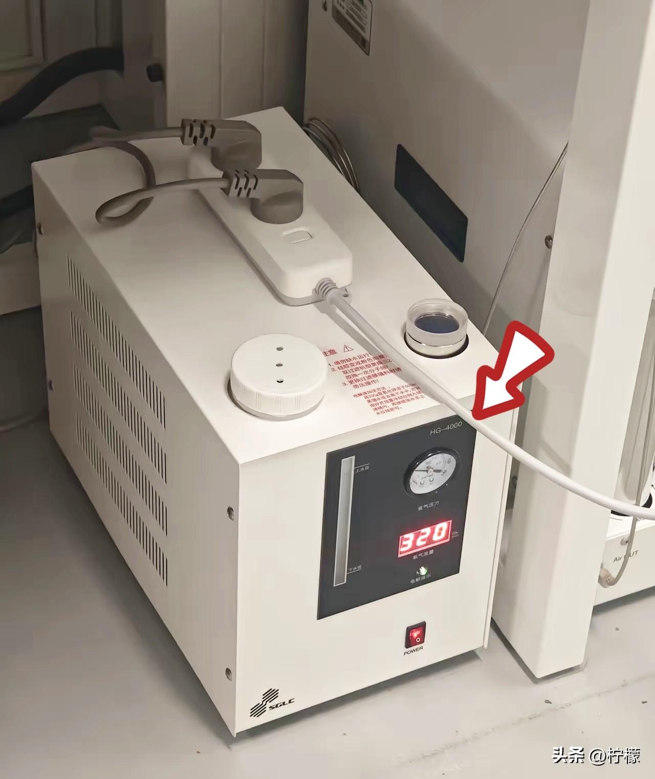 其实，他已经发现氢气泄露了，
但是后面还是出事了！重庆大学某实验室的李某在做镁锂