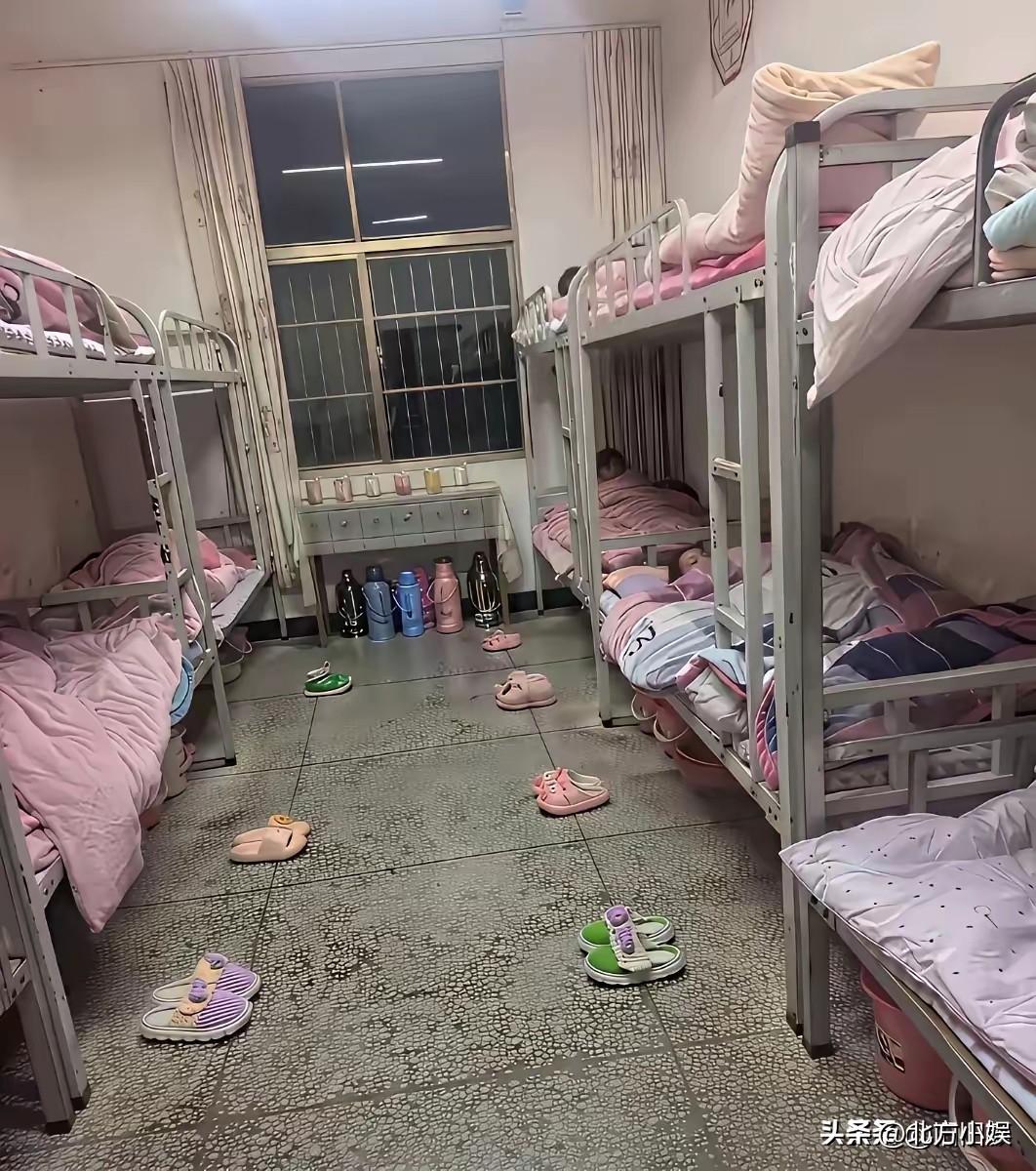 看着一双双的小鞋真让人心酸。穿这么小的鞋，孩子也都岁数不大，这么小的孩子，就让孩