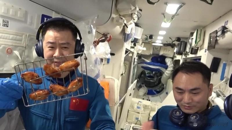 今年最难忘的美食，当属外婆冬至包的荠菜猪肉饺。外婆总说“霜打的荠菜香”，冬至前她