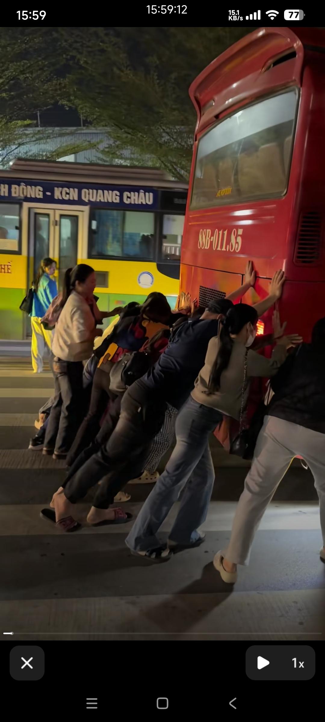 越南工人在推厂里的大巴，因为这事在国内的社交媒体引起了热议。

有的人说越南出现