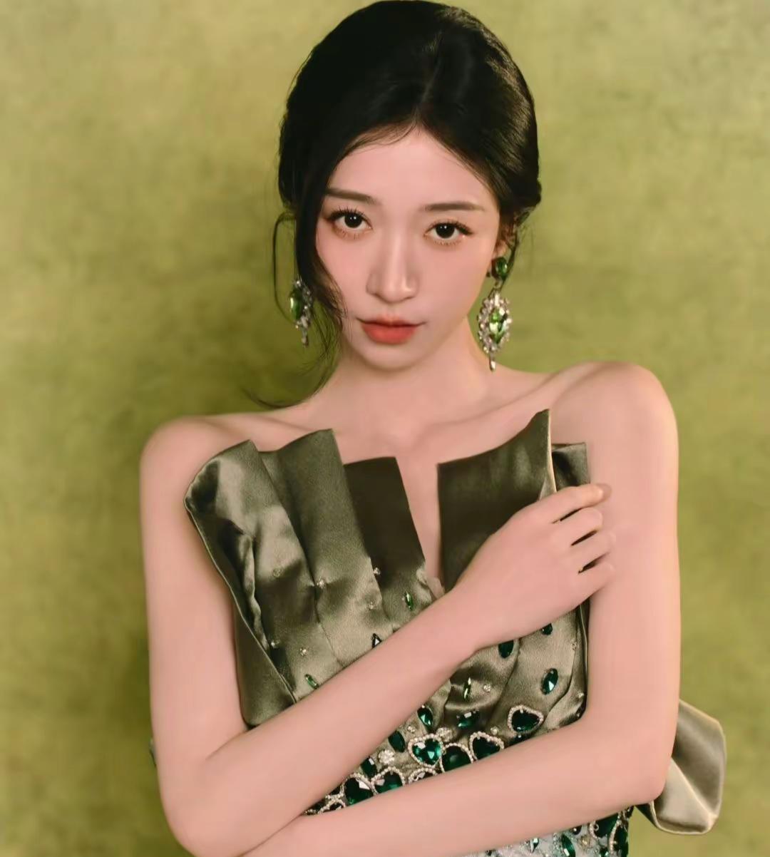 别的剧组还在等布景时，他们已经拍完了三场戏。
《知京冬风雪》的A组在拍文戏，演员