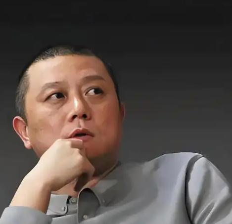 王朔说：“女人不要老想着是嫁给金钱还是嫁给爱情，这两样其实跟小时候是上北大还是上