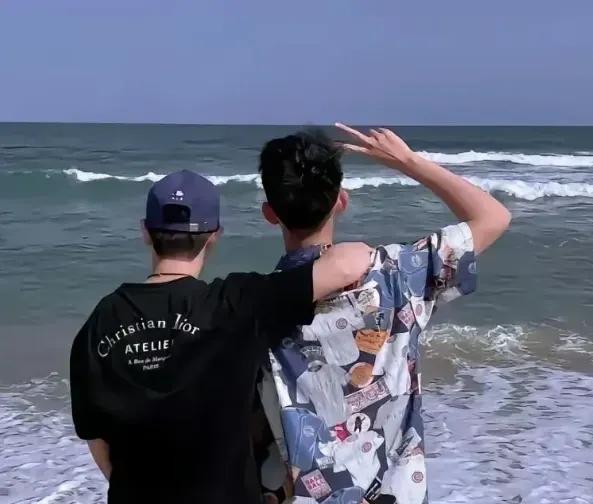 初见合照
心竟莫名一暖
莎莎站在男闺蜜身旁
眉眼弯弯似含着星光
唇角扬起的弧度