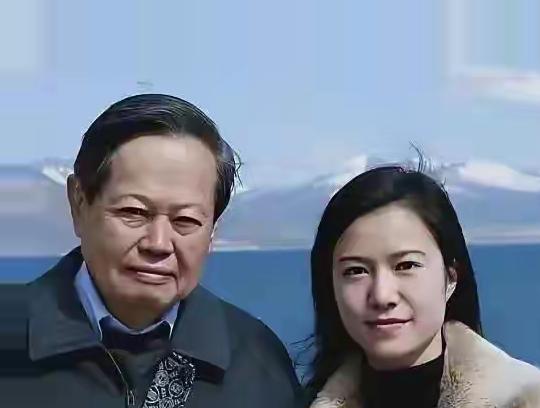 翁帆嫁给杨振宁是爱情吗？这事儿争议一直不小。杨振宁103岁离世，和翁帆相伴二十多