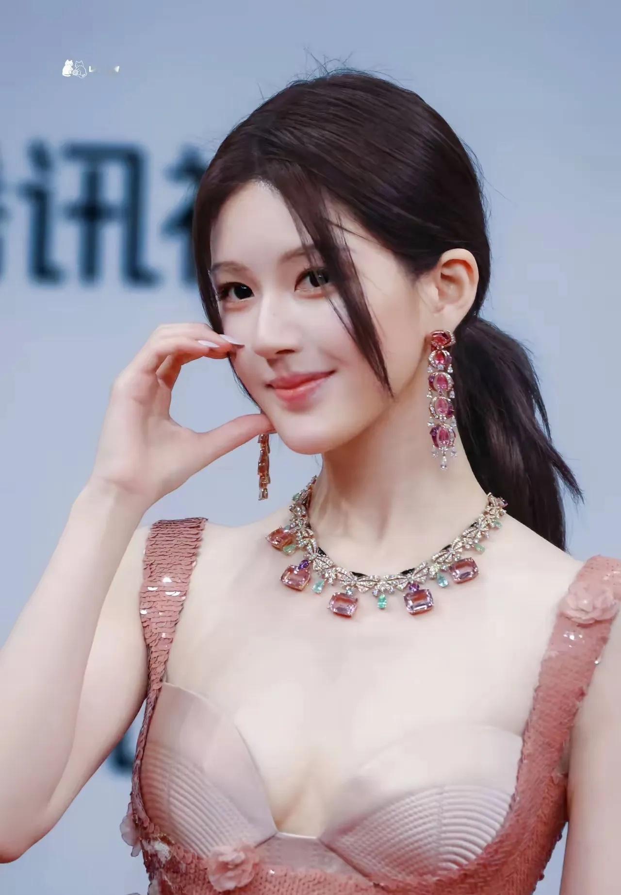 发现了吗，
赵露思身上有一点玄学，
那就是不管她参加任何的活动，总能看到许妍的影