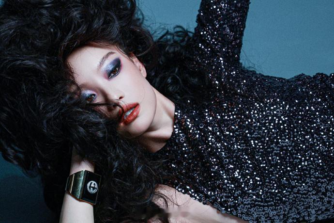 豹纹皮草、先锋造型尽显野性张力——倪妮。每日明星美图分享