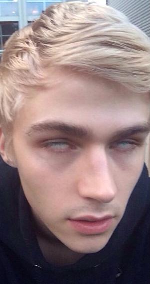 其实我从很多年前就知道，Miles Heizer 总有一天会大火特火。
主要是当