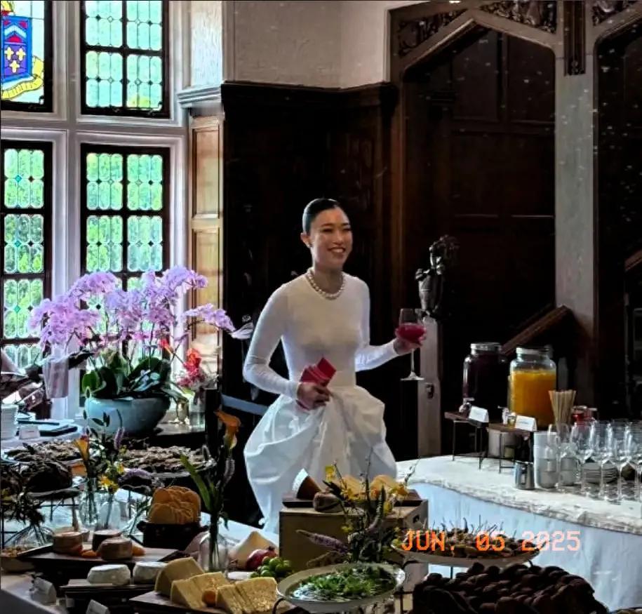 霍启仁举办订婚宴！未婚妻手握一摞红包笑得很开心，预计今年完婚！

近日，有网友晒