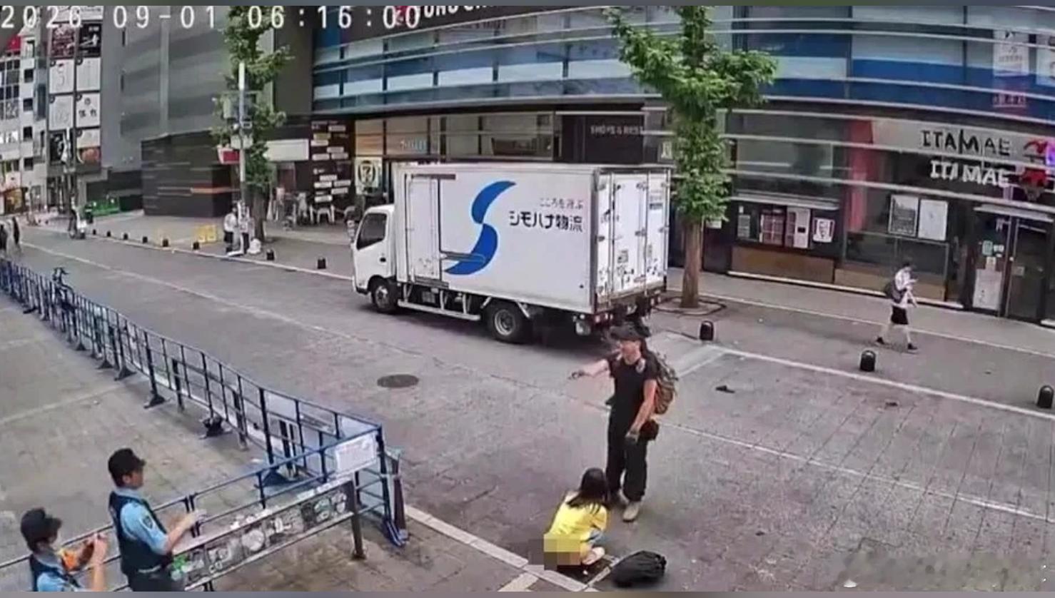 日本东京歌舞伎町女子当街小便！男子上前斥责，3名警察路过未制止引发争议海外新鲜事