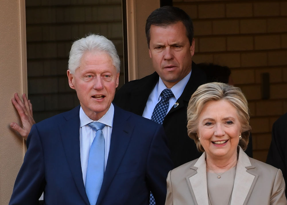 #克林顿夫妇将就爱泼斯坦案赴国会作证#【克林顿夫妇“举起白旗”　将就爱泼斯坦案赴