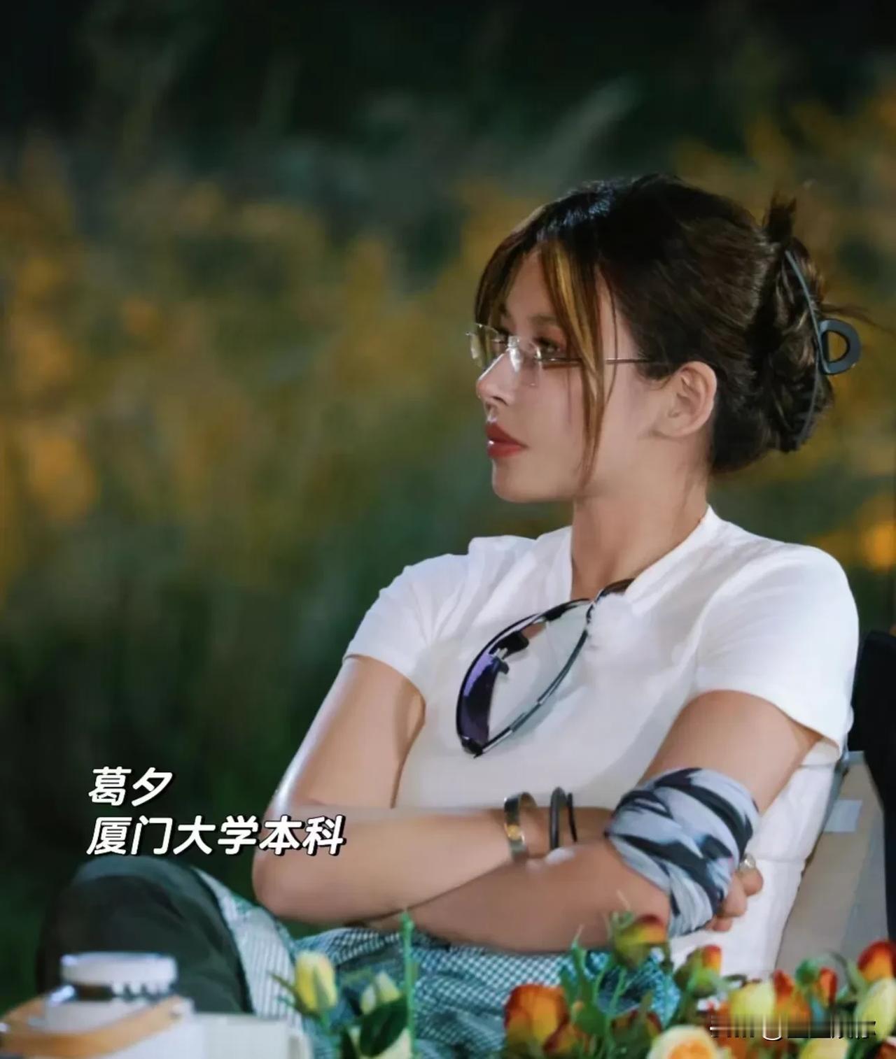 从某方面来讲，葛夕对留几手很苛刻，犯错从来不认错道歉，只能服软下跪。一直不带留几